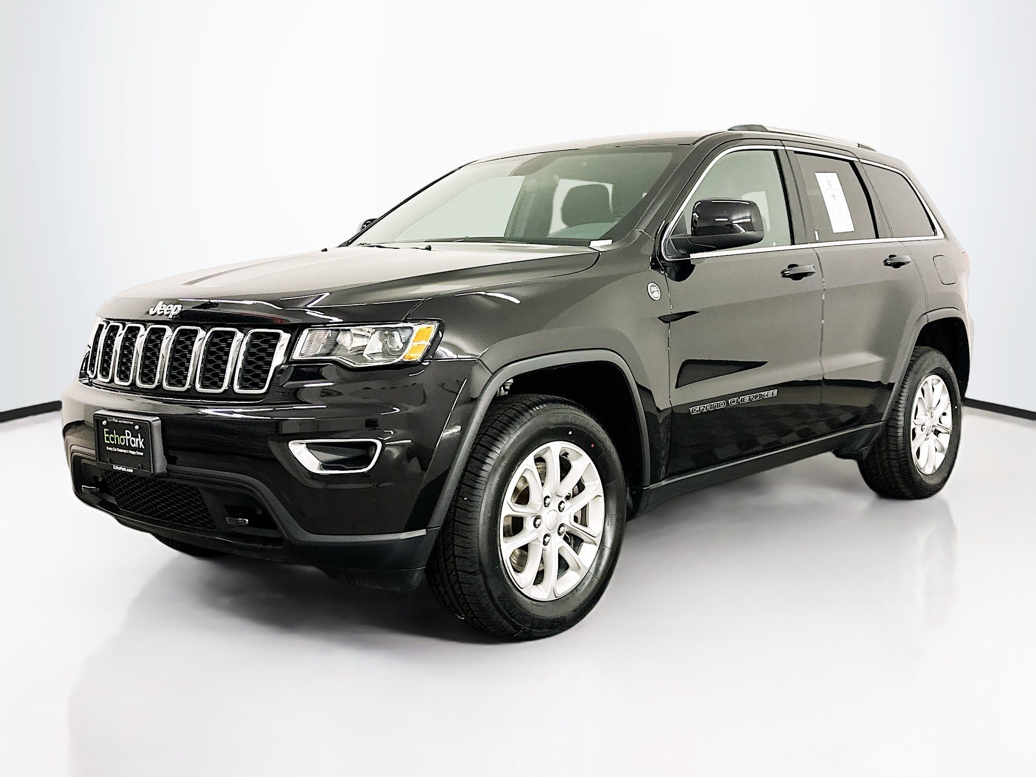 Used 2021 Jeep Grand Cherokee Laredo AWD/4WD image 3