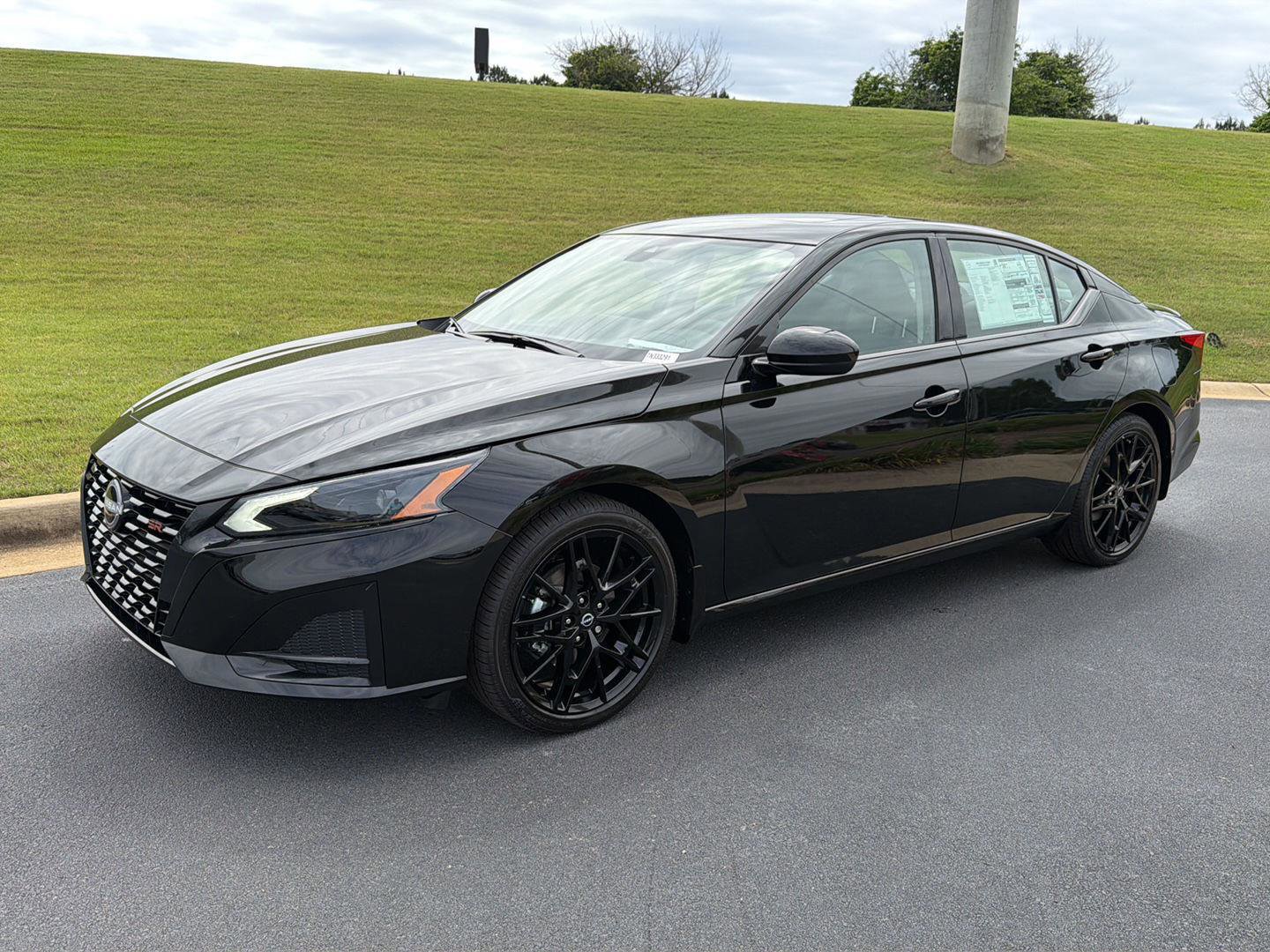 New 2026 Nissan Altima 2.5 SR w/ SR Midnight Edition Package FWD image 1