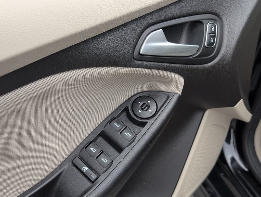 Used 2016 Ford Focus SE w/ SE Sport Package FWD image 9