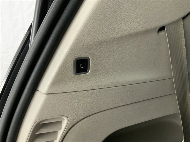 Used 2023 Chrysler Pacifica Limited image 9