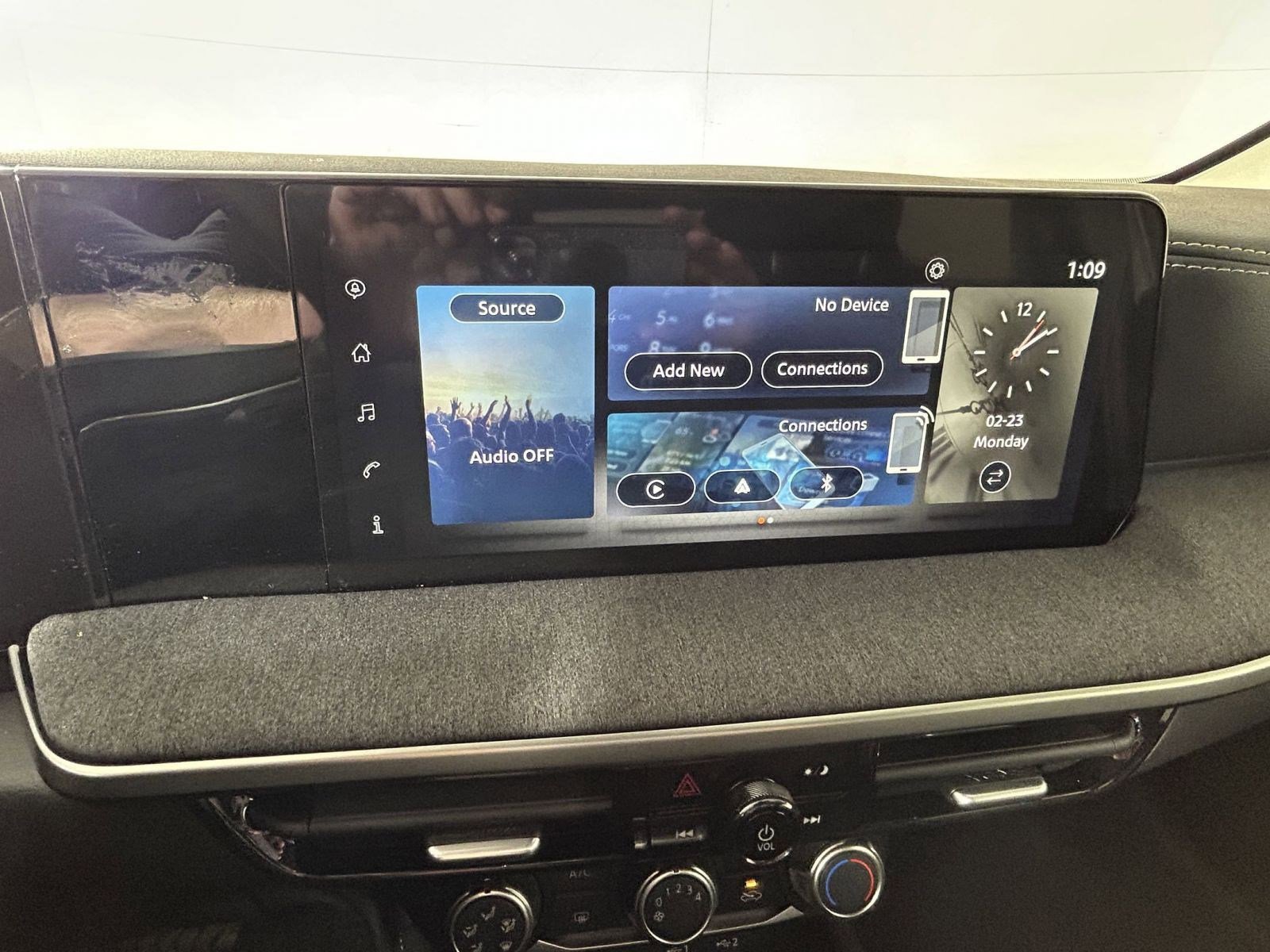 Used 2025 Nissan Kicks SV w/ Illumination Package image 22