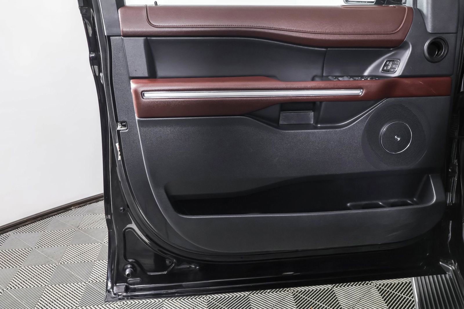 Used 2023 Ford Expedition Limited image 34