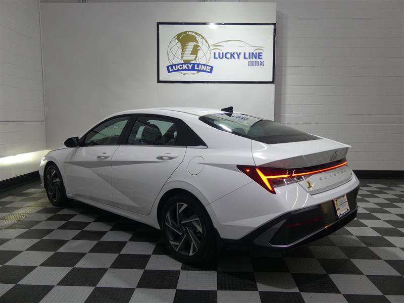 Used 2024 Hyundai Elantra Limited image 11