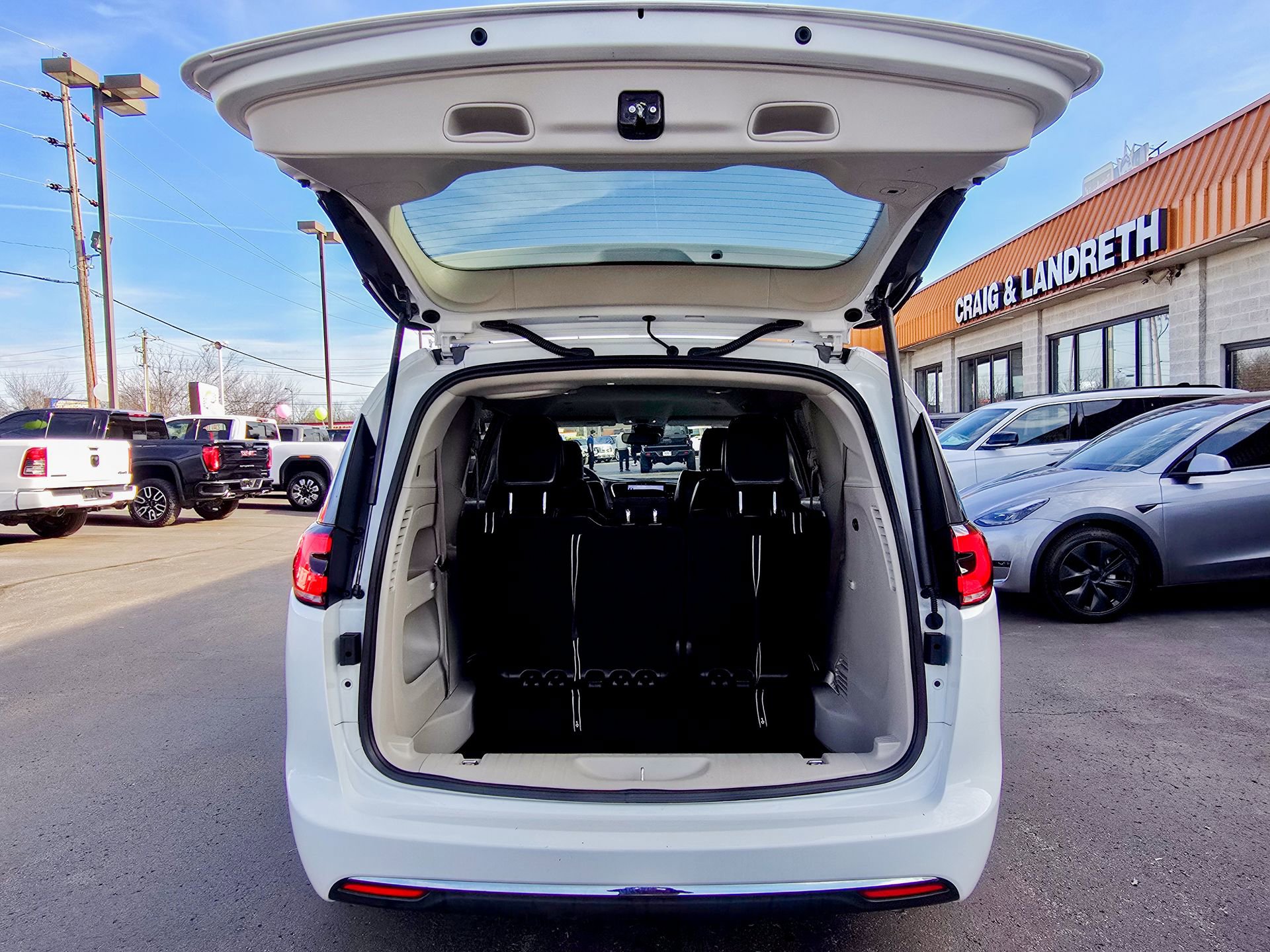 Used 2022 Chrysler Pacifica Touring-L image 39
