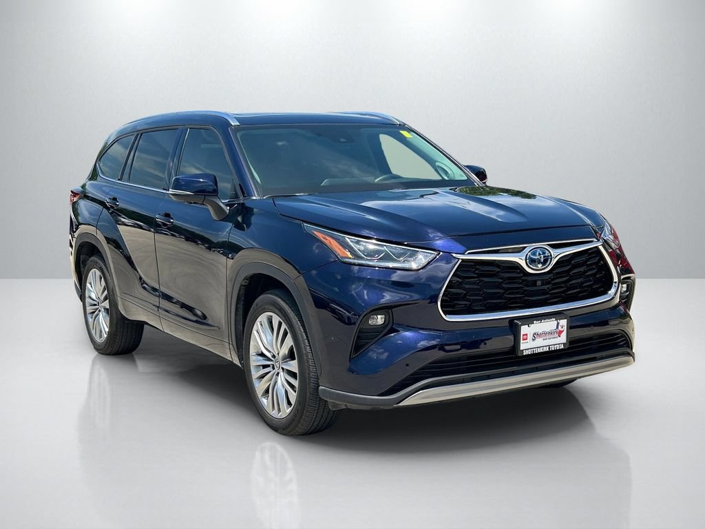 Used 2023 Toyota Highlander Platinum FWD image 3