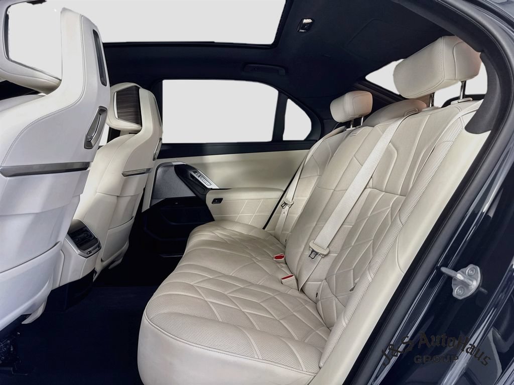 Used 2024 BMW 740i xDrive AWD/4WD image 28