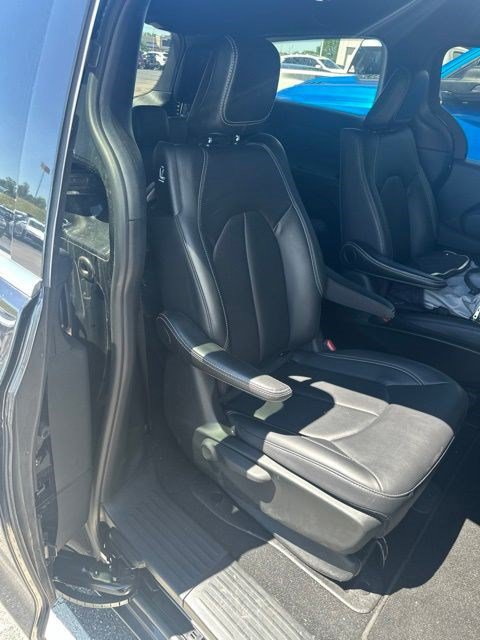 Used 2025 Chrysler Pacifica Select FWD image 16