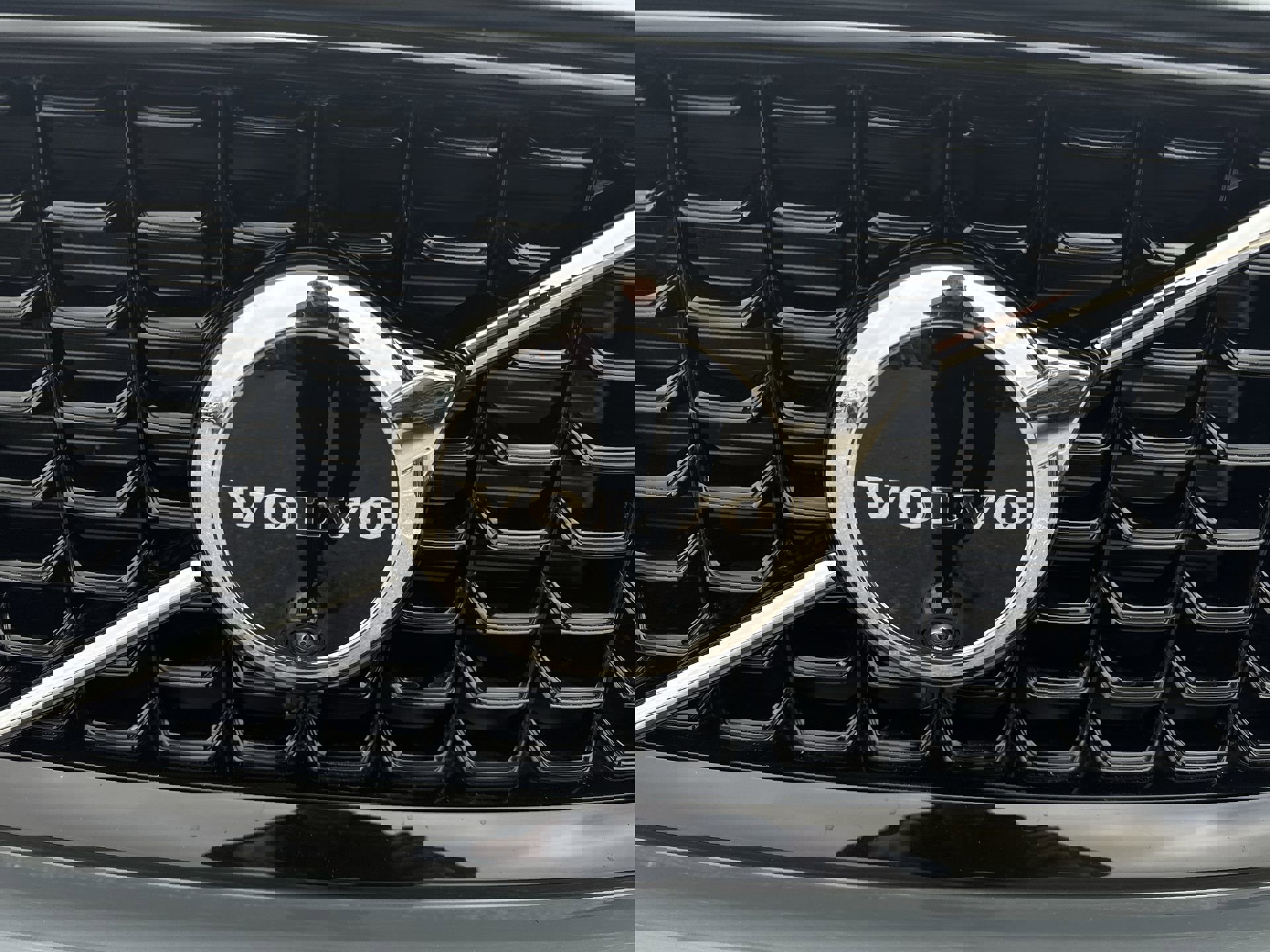 Used 2024 Volvo XC60 T8 Plus w/ Climate Package image 32