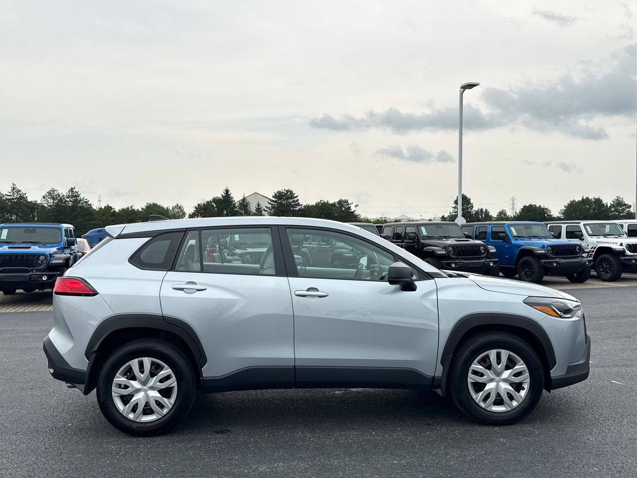 Used 2023 Toyota Corolla Cross L AWD/4WD image 2