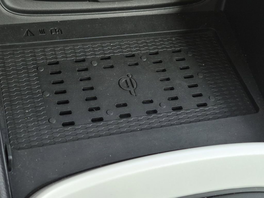 Used 2025 Hyundai Venue Limited image 28