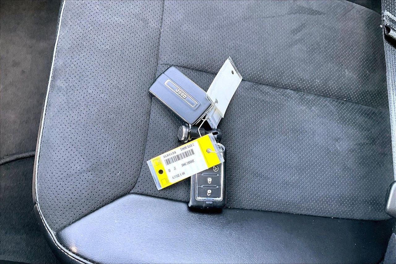 Used 2023 Jeep Grand Cherokee Altitude AWD/4WD image 32