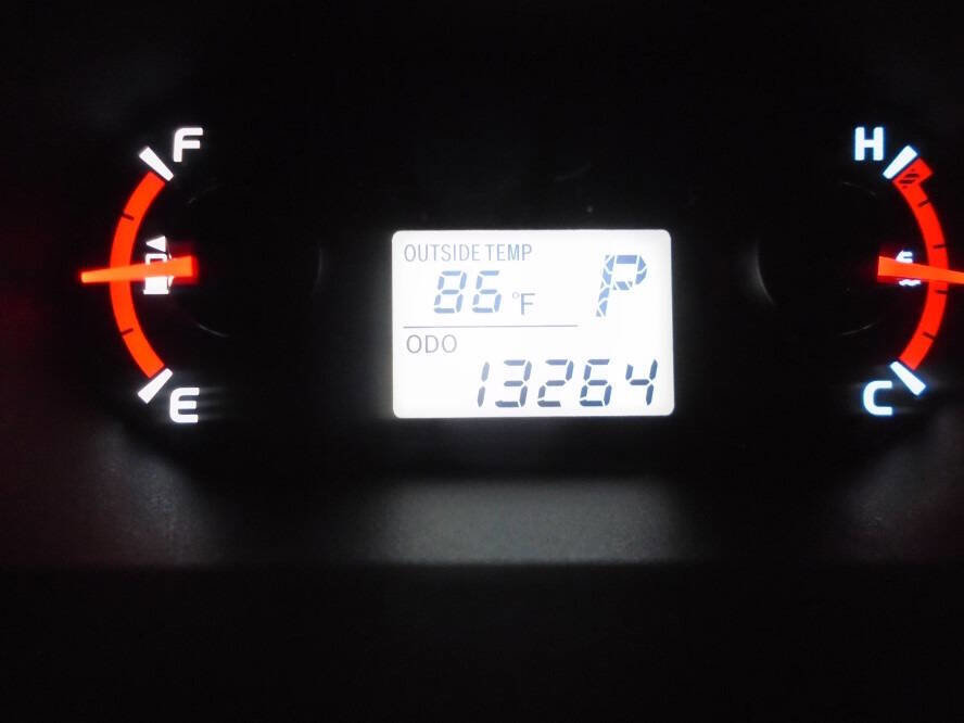 Used 2009 Pontiac Vibe w/ Preferred Package FWD image 9