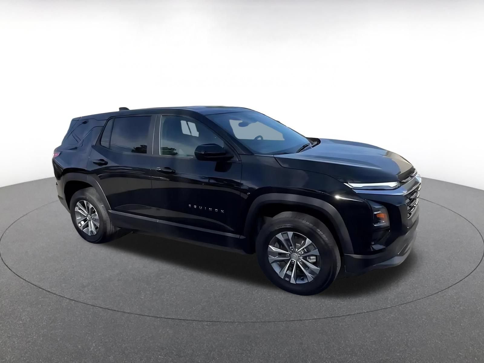 Used 2025 Chevrolet Equinox LT FWD image 2