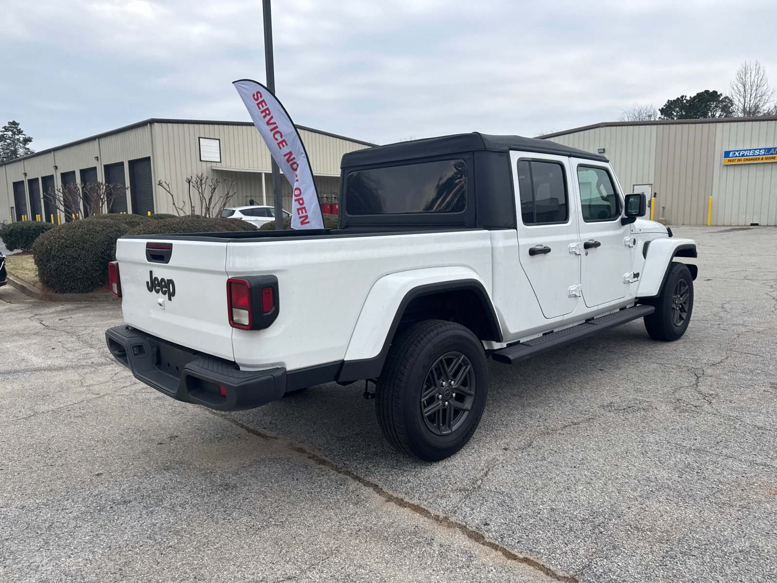 Used 2025 Jeep Gladiator Sport image 5