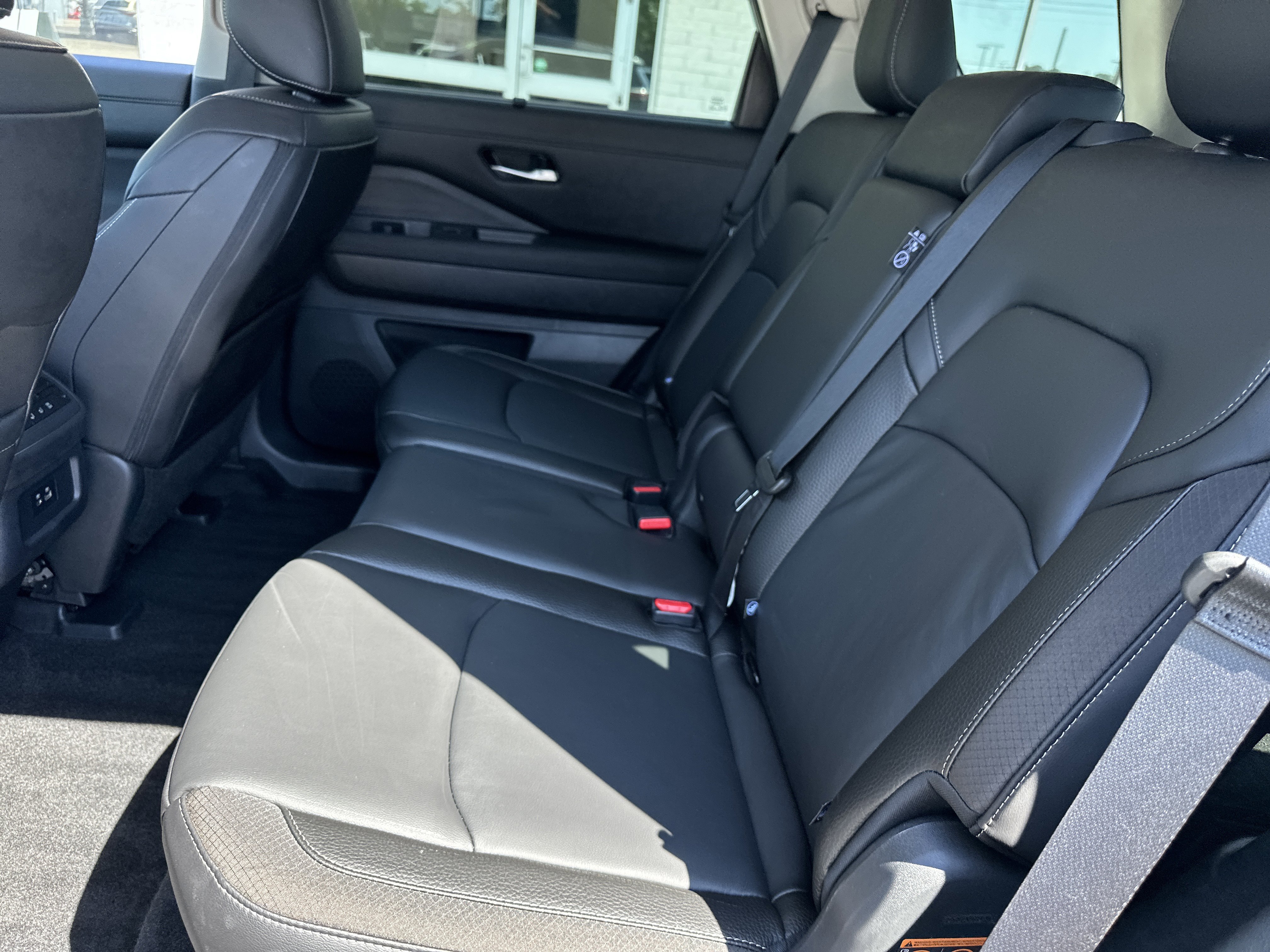Used 2025 Nissan Pathfinder SL w/ Black Appearance Package FWD image 12