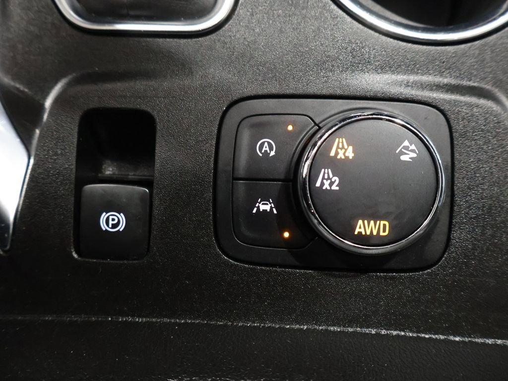 Used 2023 Chevrolet Traverse LT w/ Rear Camera Mirror Package image 37