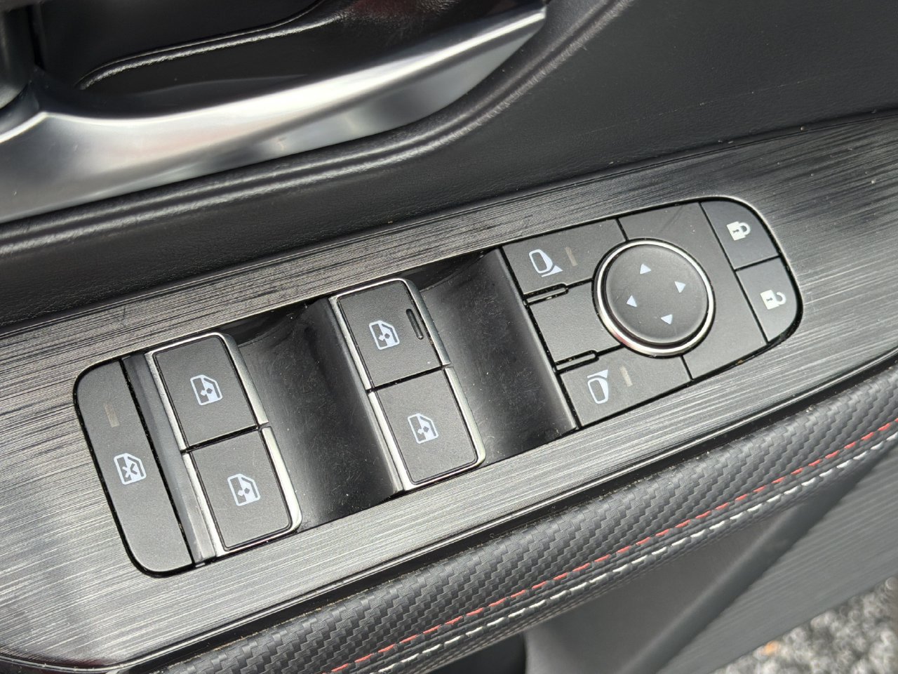 Certified 2025 Nissan Kicks SR FWD image 17