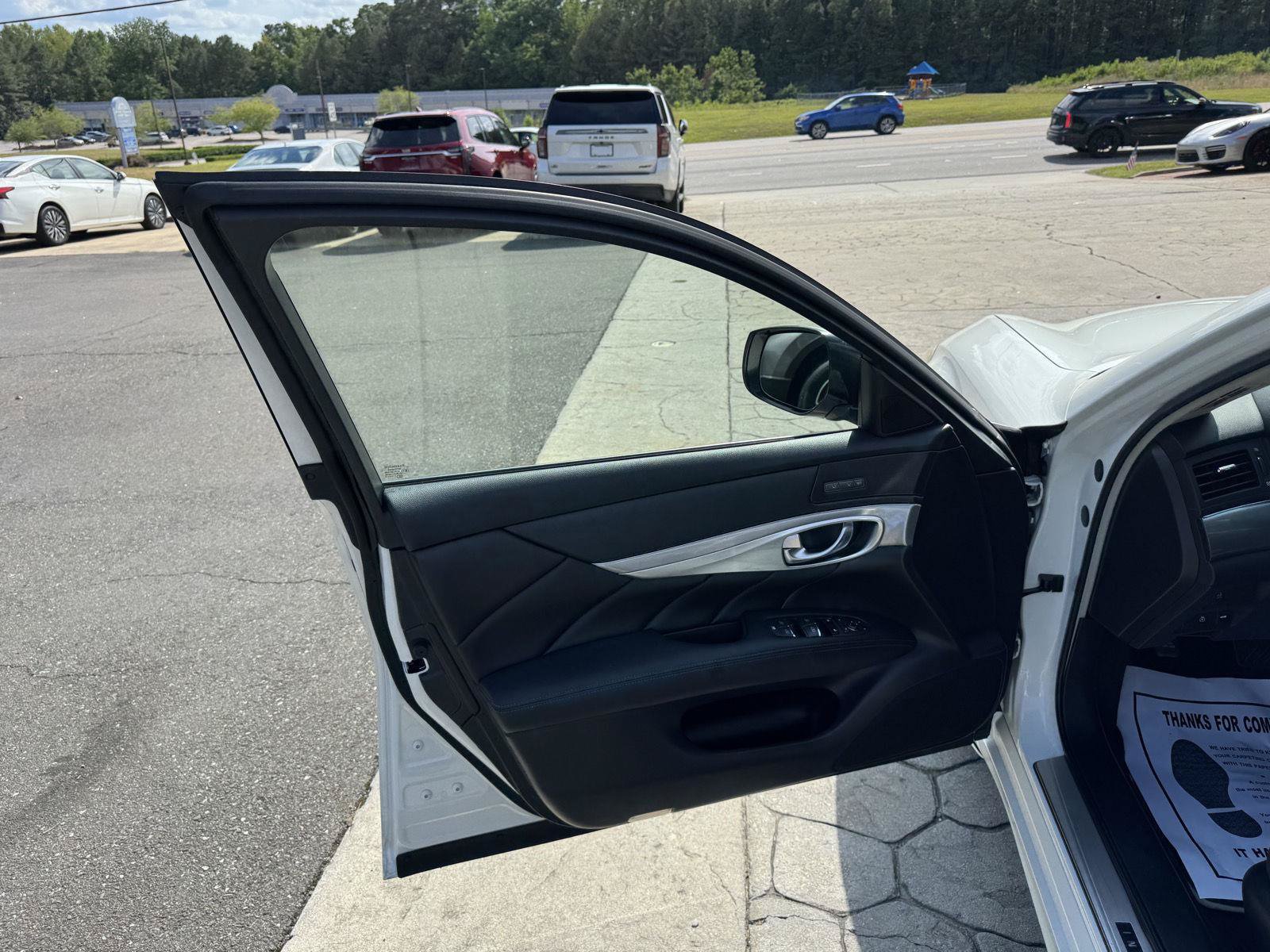 Used 2018 INFINITI Q70 Luxe RWD image 6