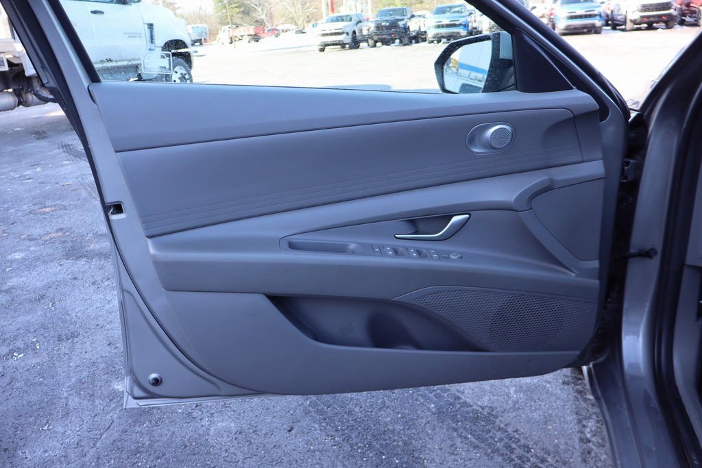 Used 2021 Hyundai Elantra SE image 20