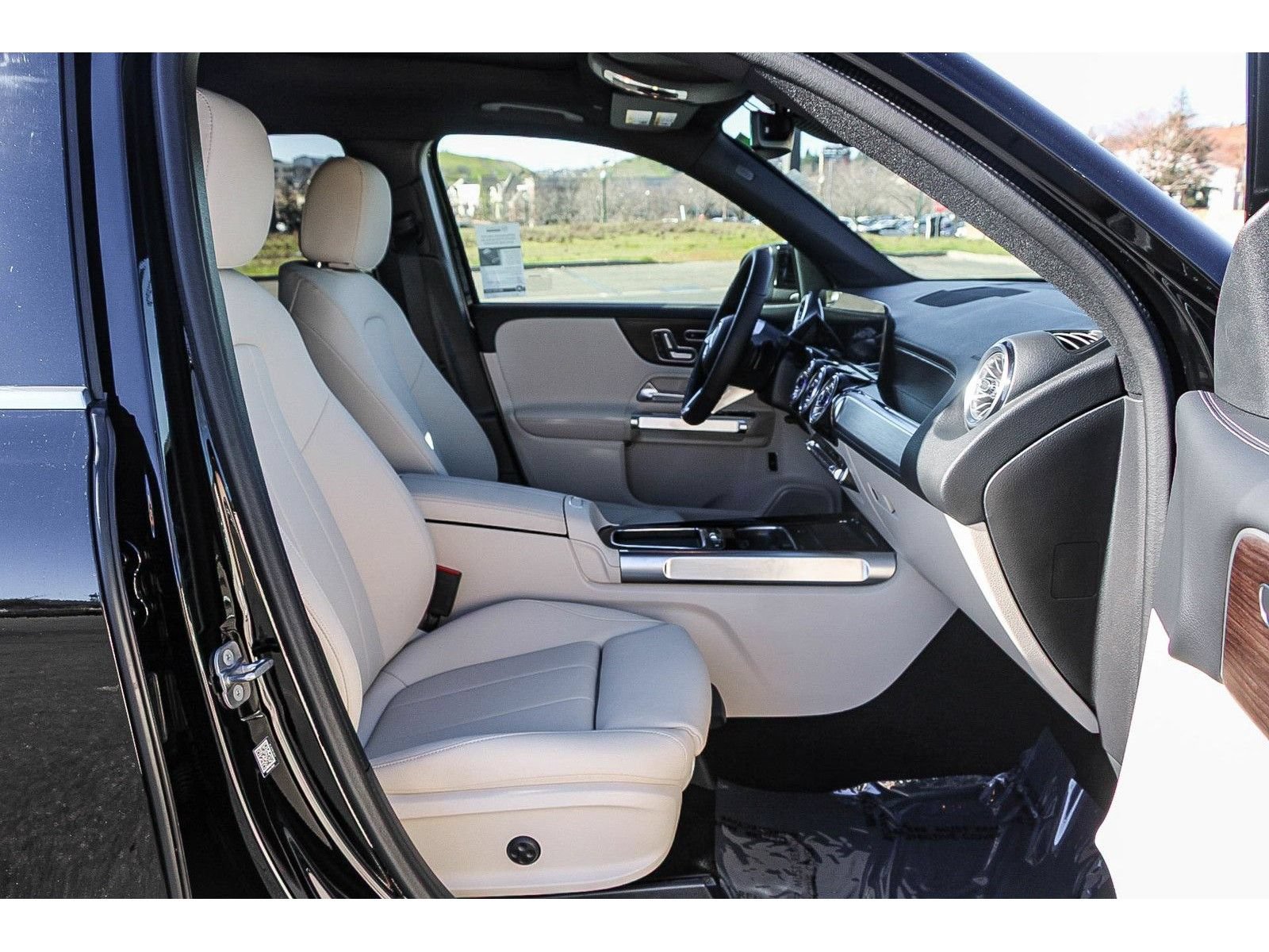 Used 2026 Mercedes-Benz GLB 250 4MATIC image 17