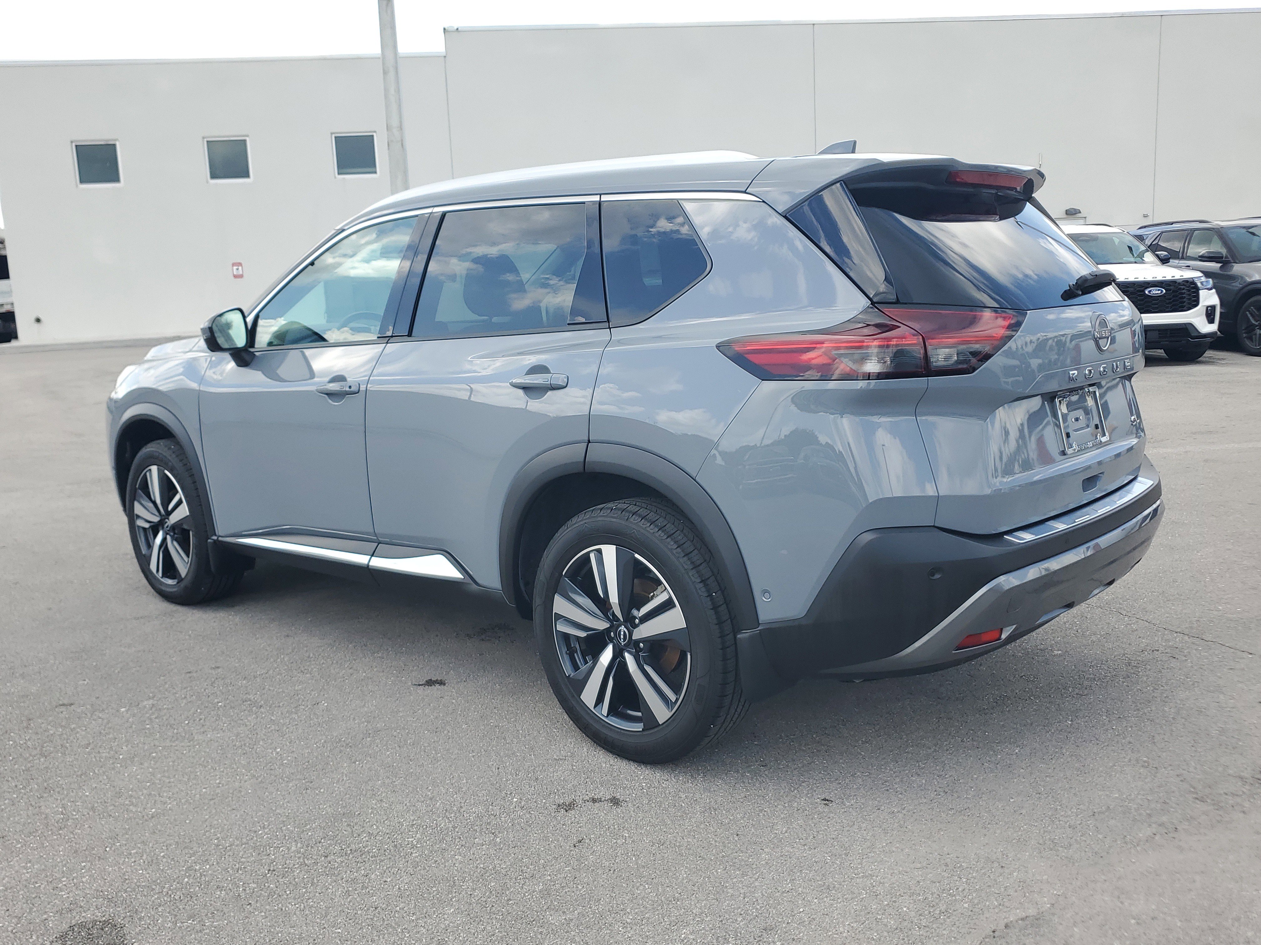 Used 2023 Nissan Rogue SL w/ SL Premium Package image 7