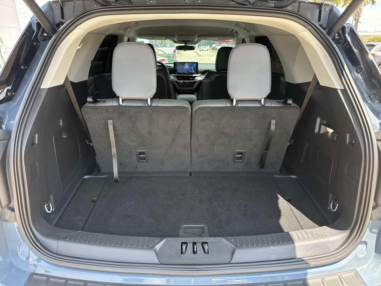 Used 2025 Ford Explorer Active w/ Active Comfort Package RWD image 8