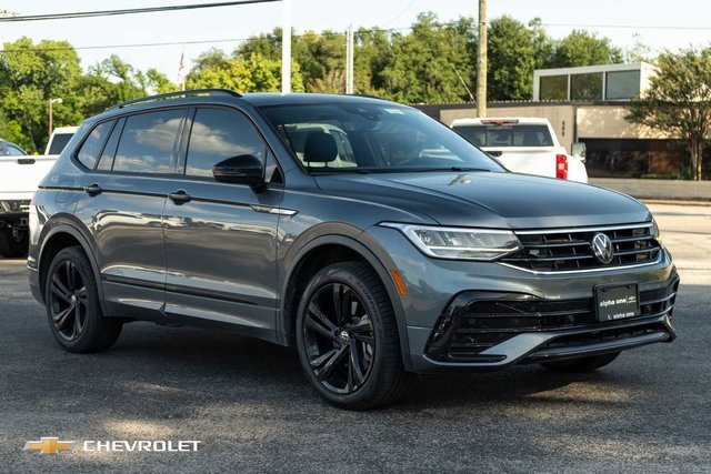 Used 2024 Volkswagen Tiguan SE R-Line image 3