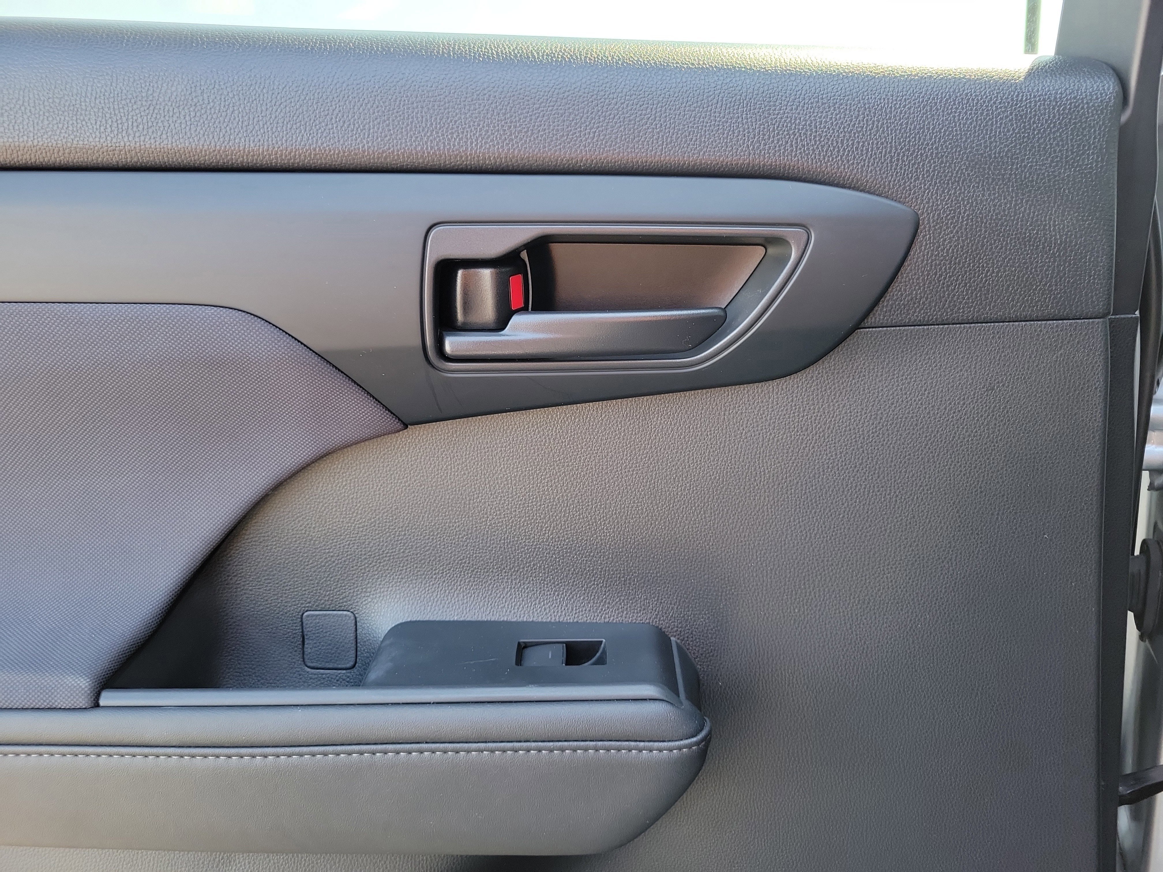 Used 2024 Toyota Highlander LE image 12