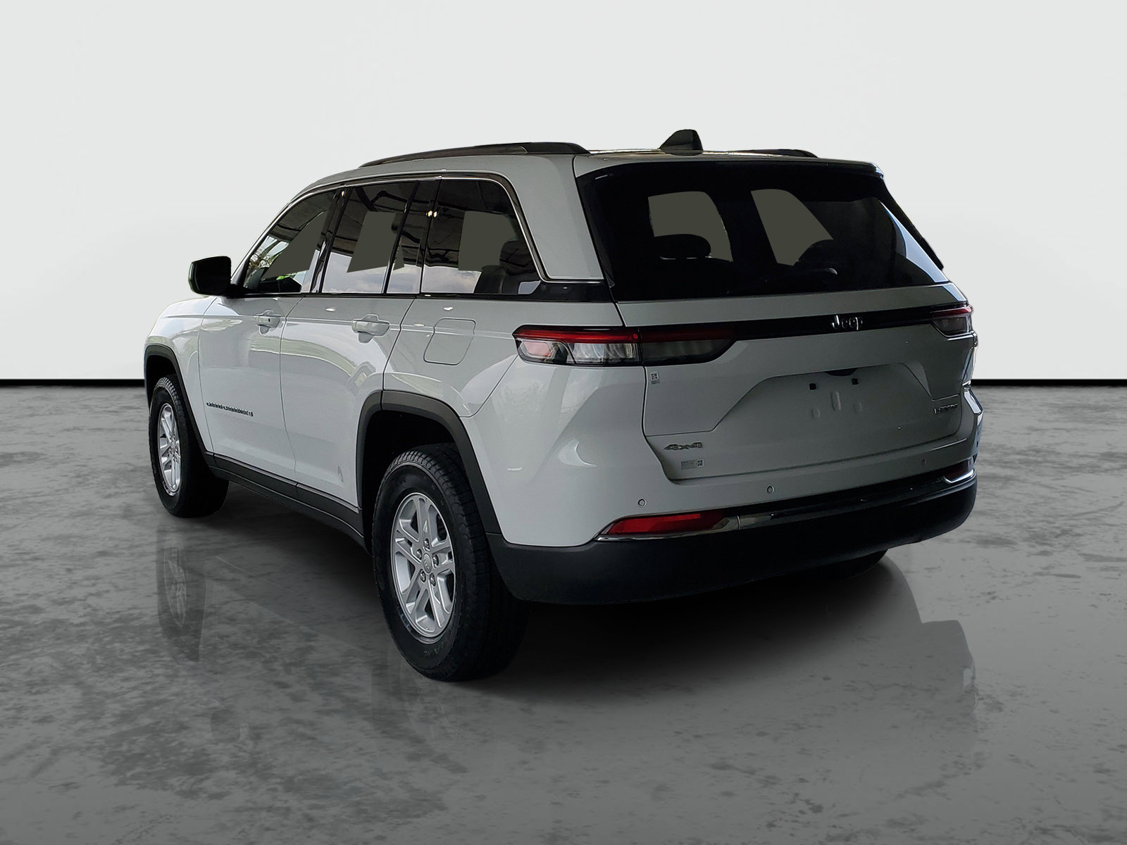 Certified 2023 Jeep Grand Cherokee Laredo w/ Trailer Tow Prep Group (B) AWD/4WD image 3