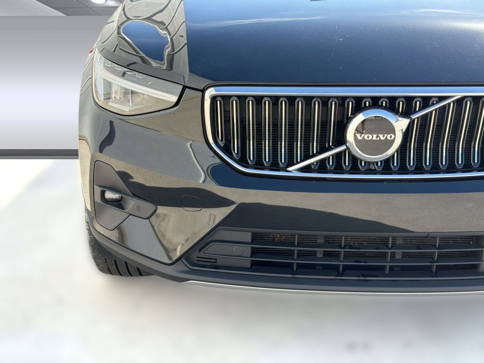 Used 2023 Volvo XC40 B5 Plus w/ Protection Package Premier image 11