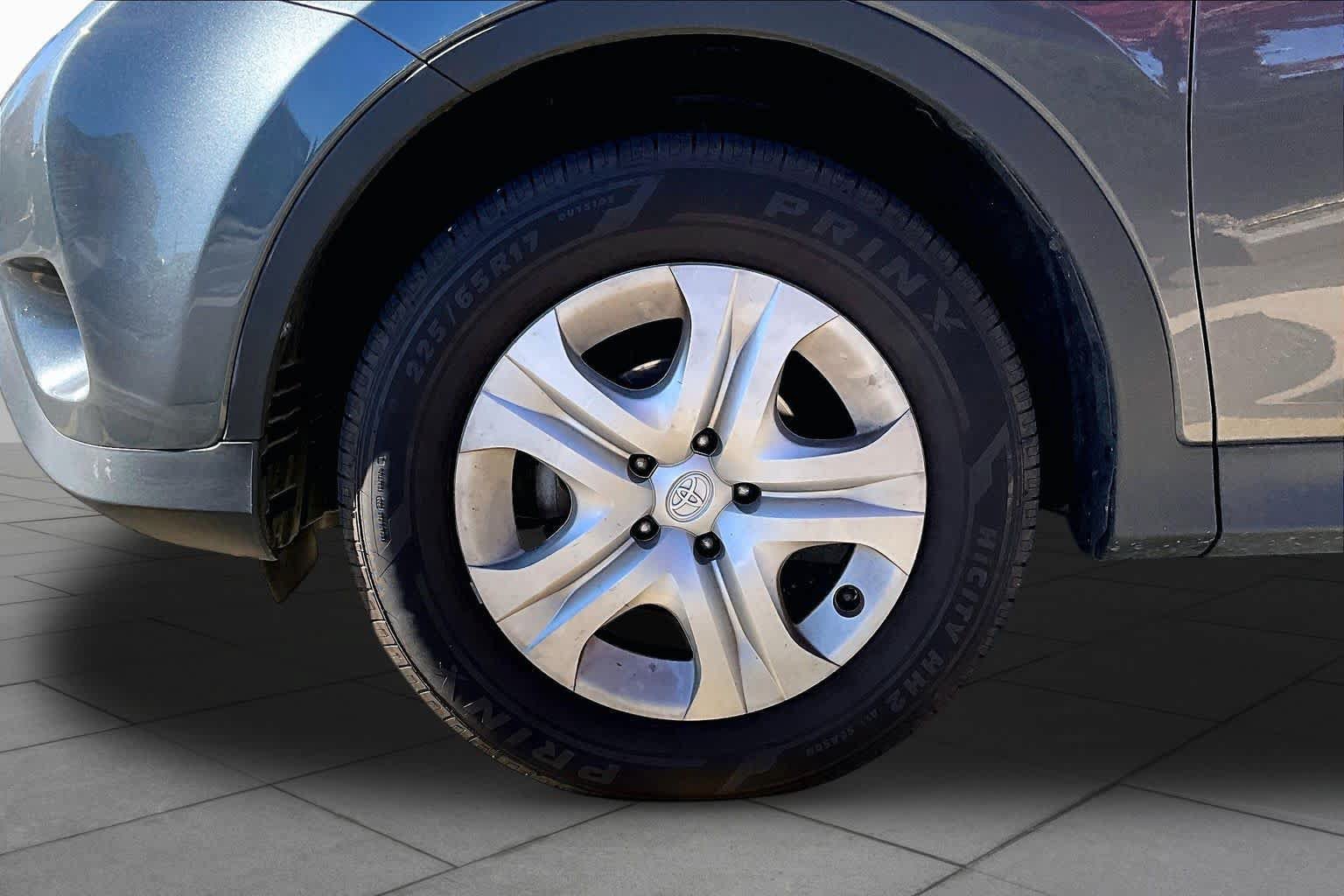 Used 2015 Toyota RAV4 LE AWD/4WD image 11