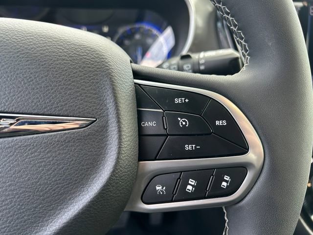 Used 2025 Chrysler Pacifica Select FWD image 27