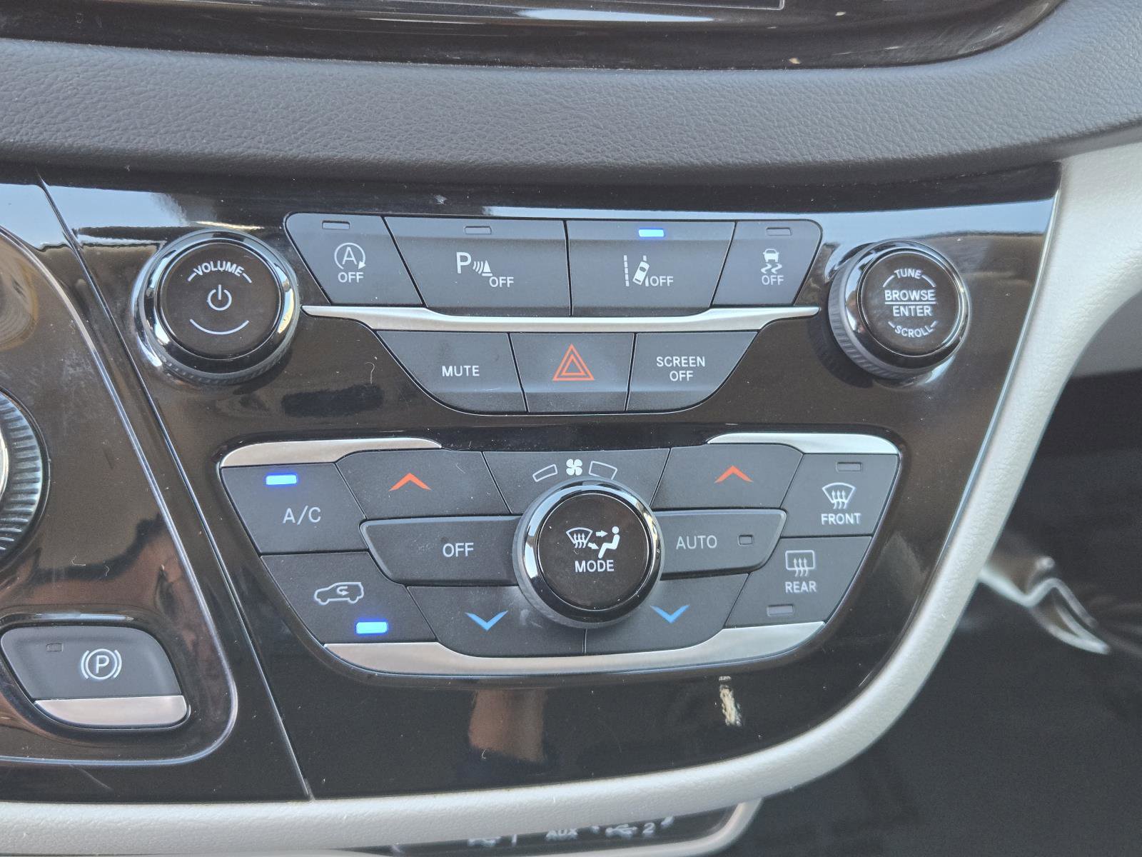 Certified 2023 Chrysler Pacifica Touring-L image 13