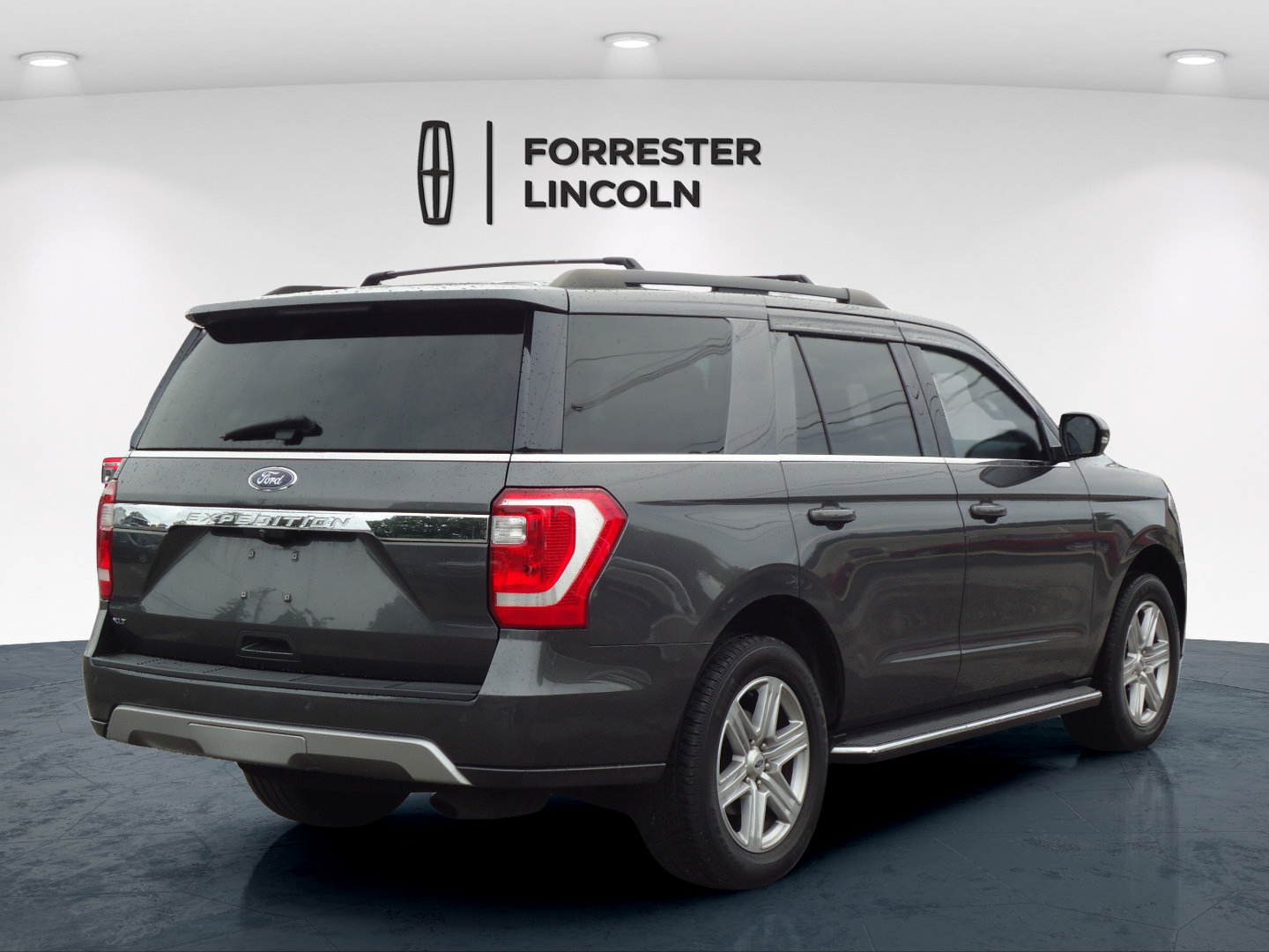 Used 2018 Ford Expedition XLT w/ Equipment Group 202A AWD/4WD image 3
