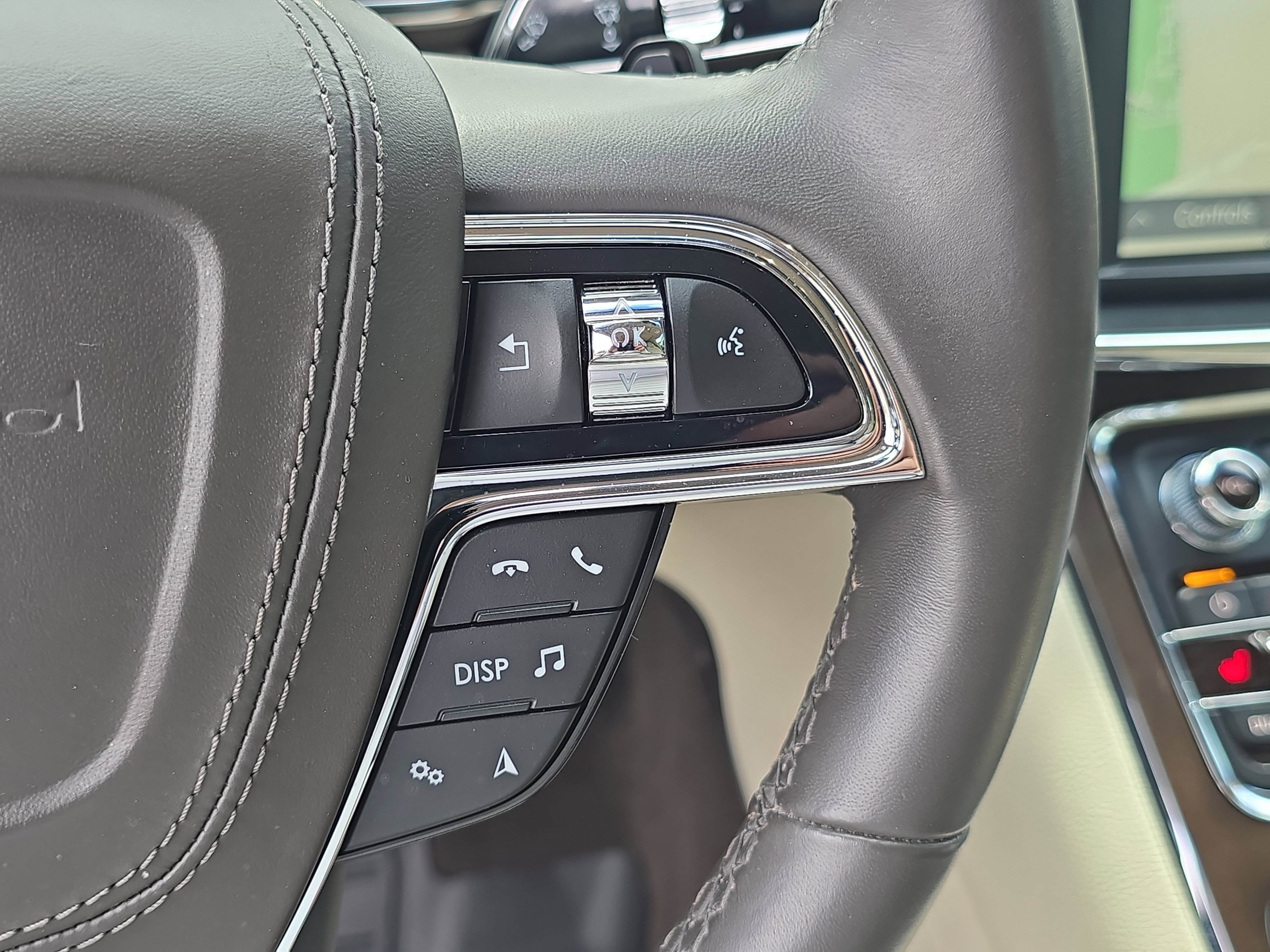 Used 2019 Lincoln Continental Select image 33