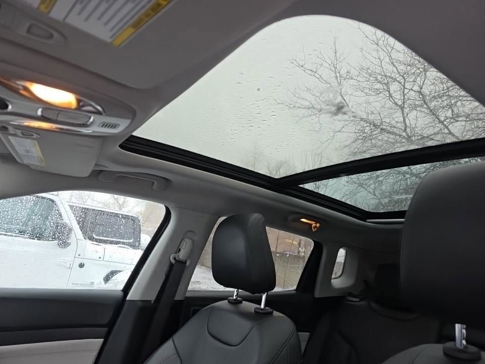 Used 2022 Jeep Compass Limited w/ Sun and Sound Group image 23