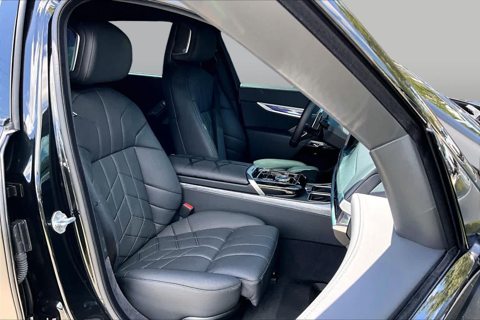Used 2024 BMW 760i xDrive AWD/4WD image 9
