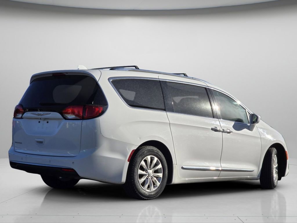 Used 2018 Chrysler Pacifica Touring-L FWD image 22
