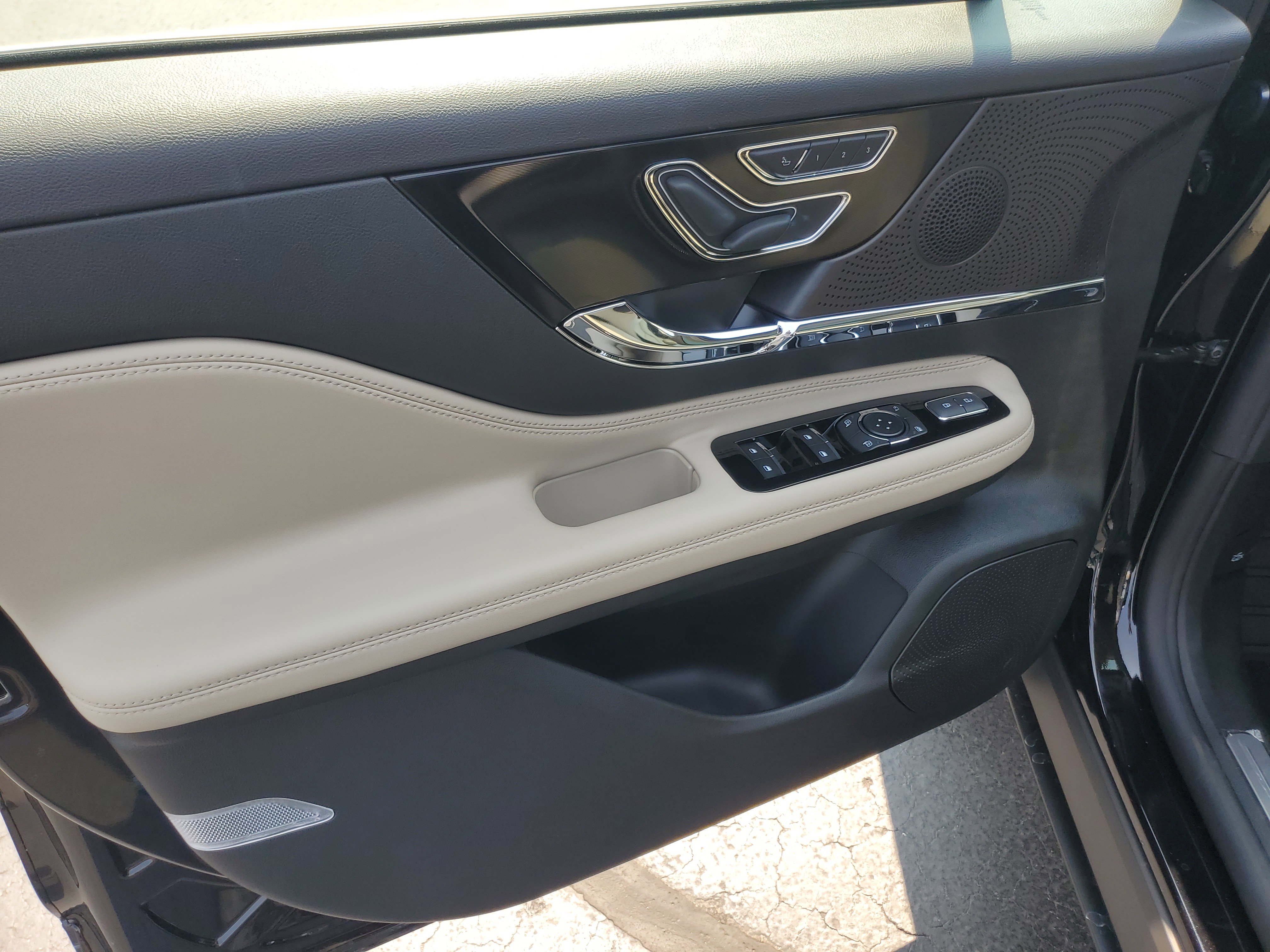 New 2025 Lincoln Corsair Reserve image 8