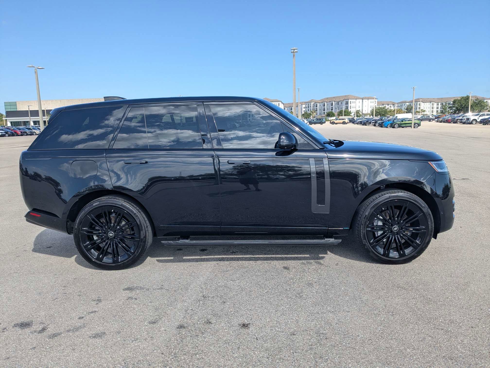 Used 2025 Land Rover Range Rover SE AWD/4WD image 4
