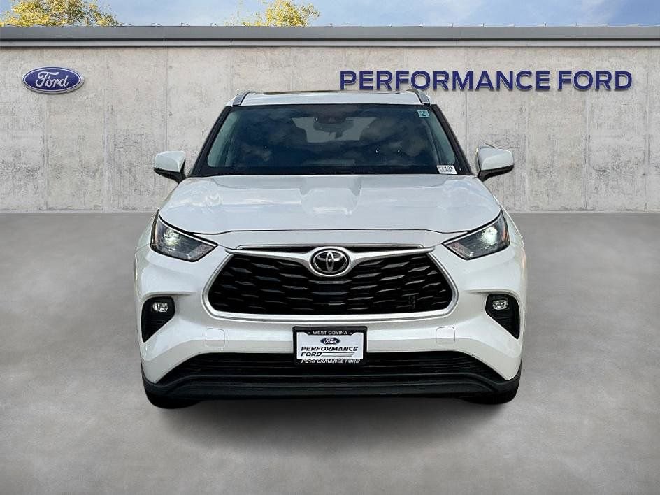 Used 2023 Toyota Highlander XLE image 2