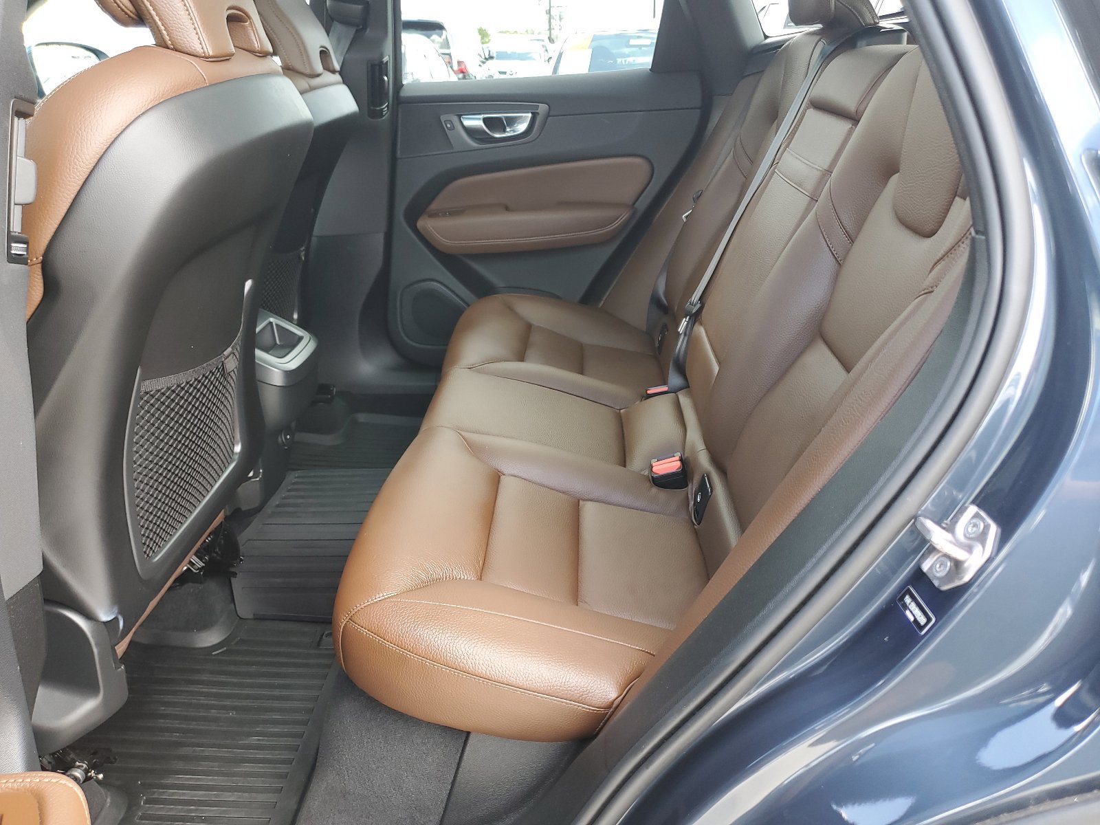 Used 2022 Volvo XC60 B5 Momentum w/ Protection Package Premier FWD image 31