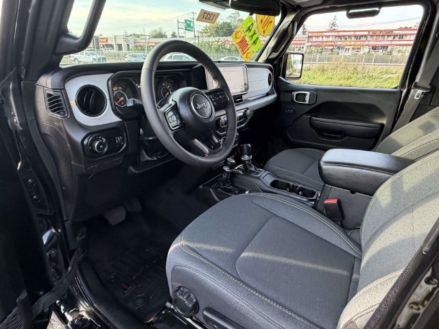 Used 2024 Jeep Wrangler Unlimited Sport AWD/4WD image 12
