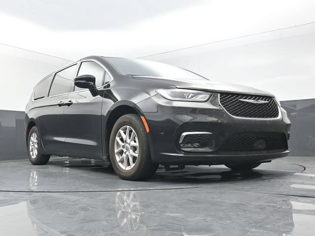 Used 2025 Chrysler Pacifica Select FWD video 1