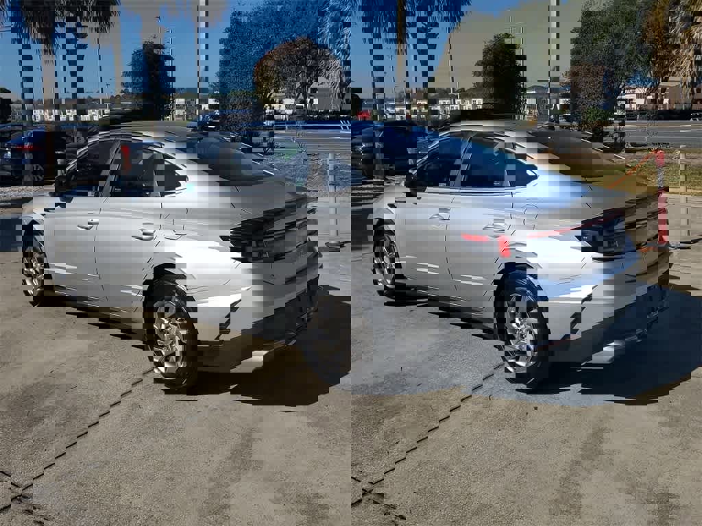 Used 2025 Hyundai Sonata SE image 2