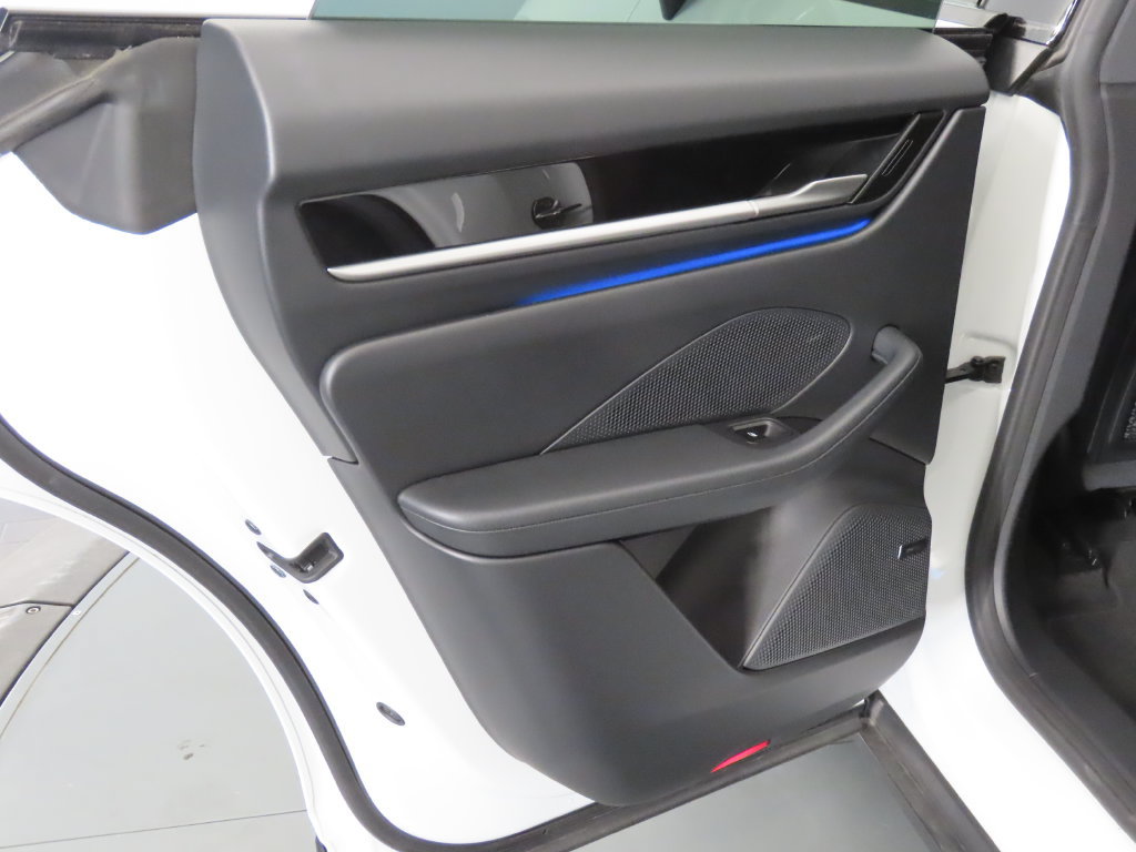 Certified 2025 Porsche Macan Electric w/ Premium Package RWD image 44