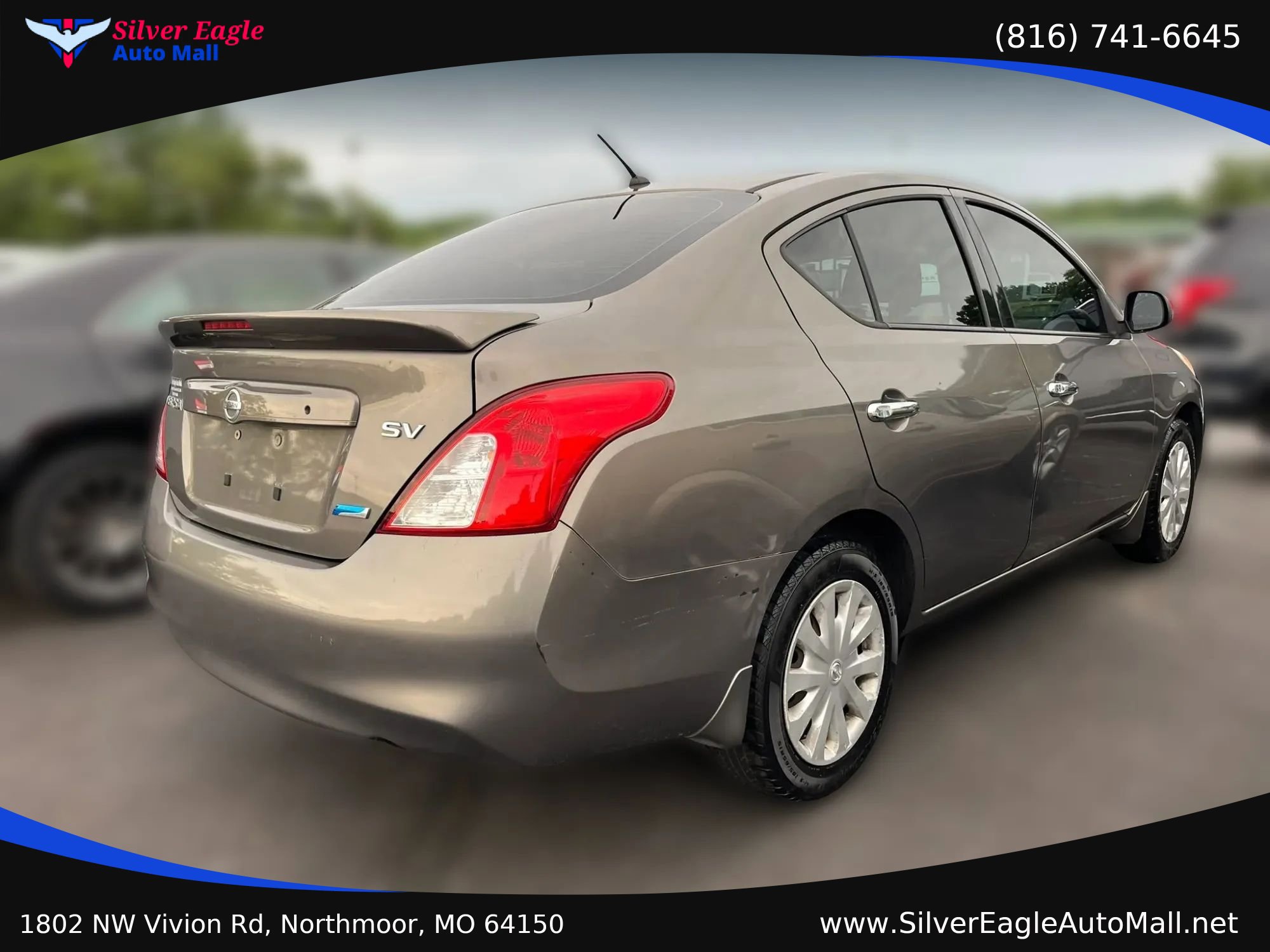Used 2014 Nissan Versa SV FWD image 4