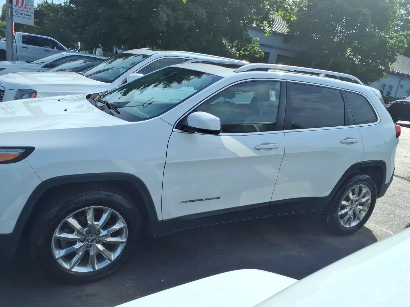 Used 2017 Jeep Cherokee Limited AWD/4WD image 4