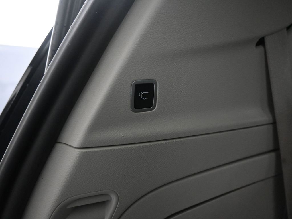 Used 2024 Chrysler Pacifica Select image 25