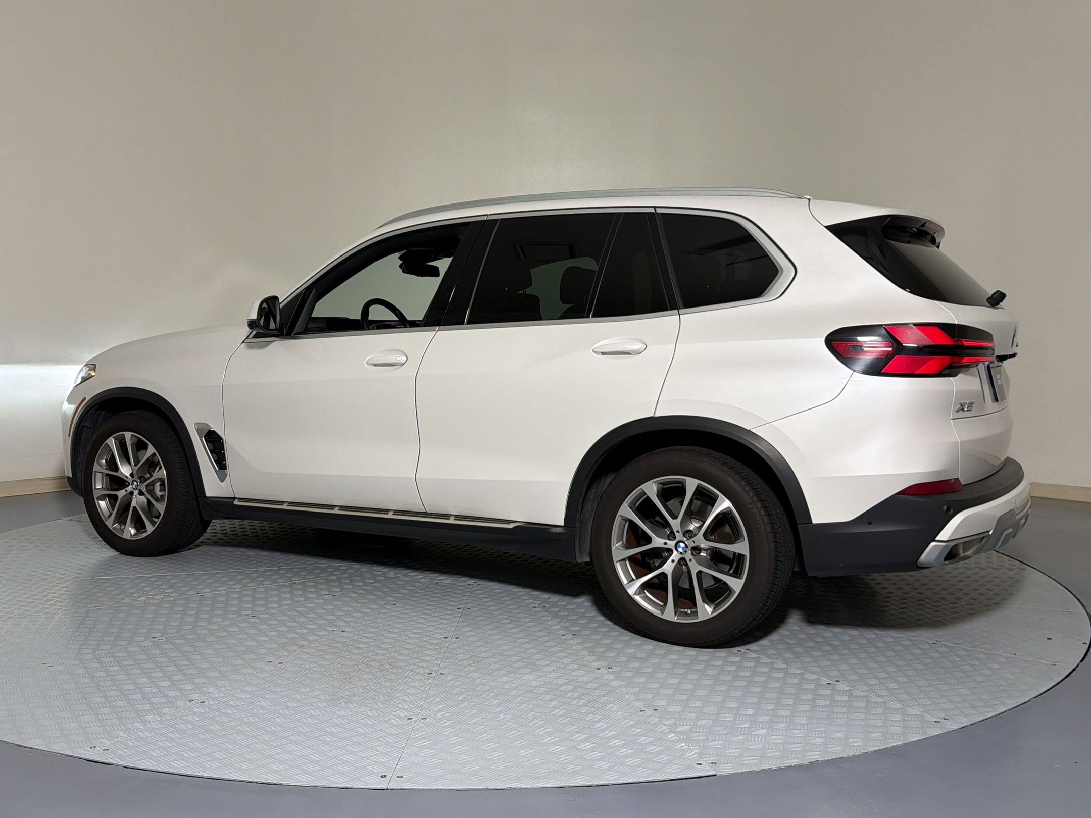 Used 2024 BMW X5 xDrive40i AWD/4WD image 3